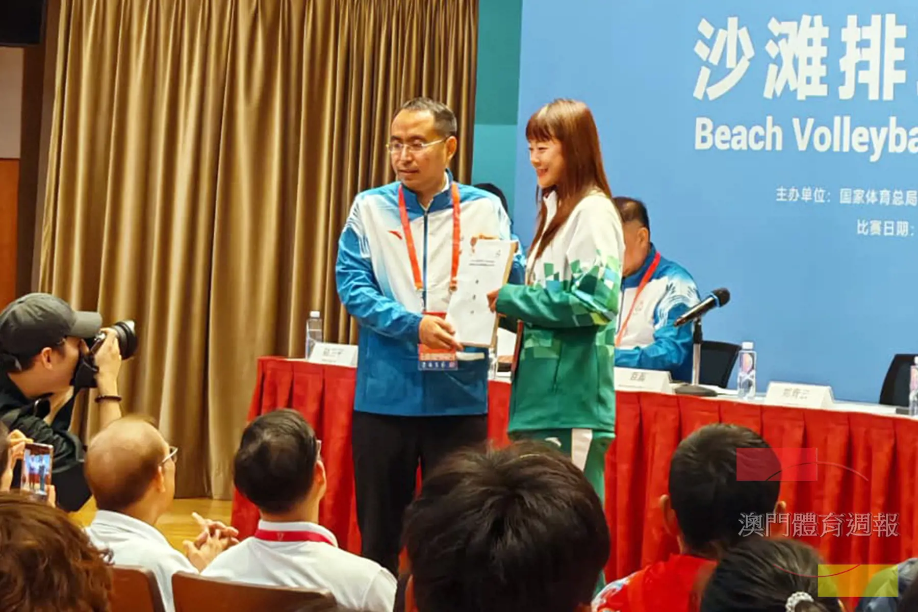 5. 梁安盈代表全體運動員向賽會遞交道德風尚承諾書.JPG